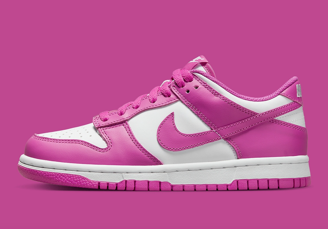 NIKE DUNK LOW “ACTIVE FUCHSIA” พร้อมแมทช์ลุคสุดจัดจ้านให้โลกเป็นสีชมพู!